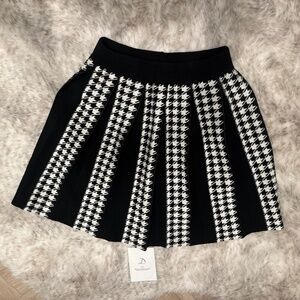 Black and white houndstooth pleated knit skirt